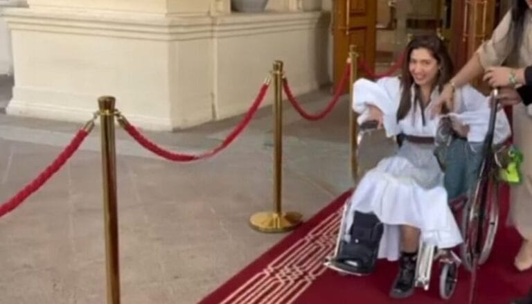 Wheelchair entry of Mahira Khan at an Event: A Strong Statement of Leadership as well Diversity