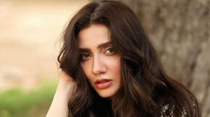 Mahira shares a laugh as she roasts ‘thief’ who ‘stole’ hubby’s gift